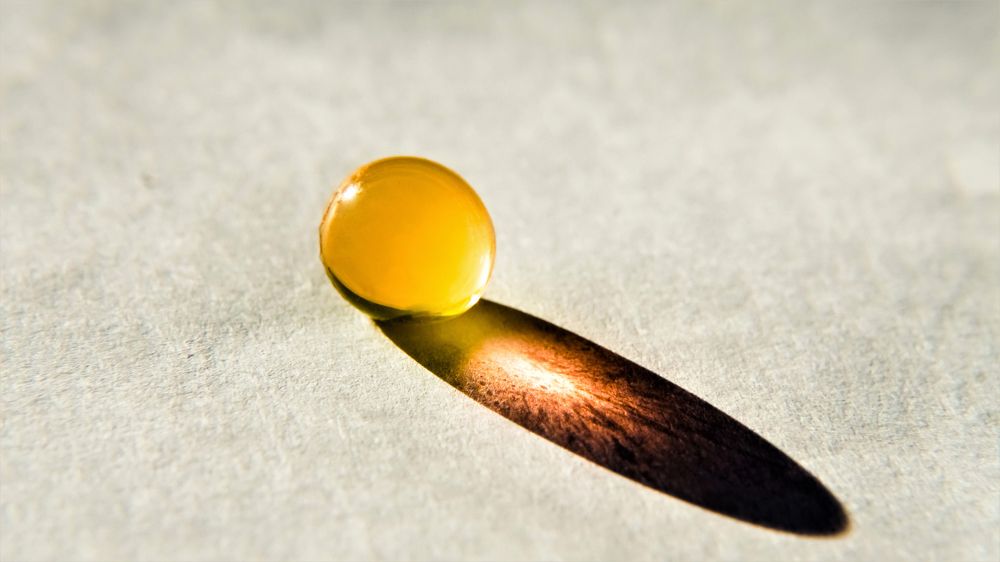 Тень желтого шарика.