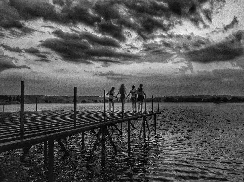 Юные купальщицы