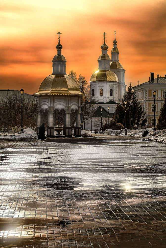 Свет вечерний над монастырем в Дивеево (Россия)