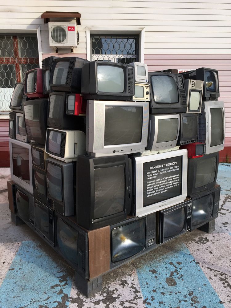 Памятник зомбоящику в Чебоксарах