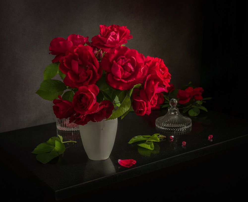 Алые розы