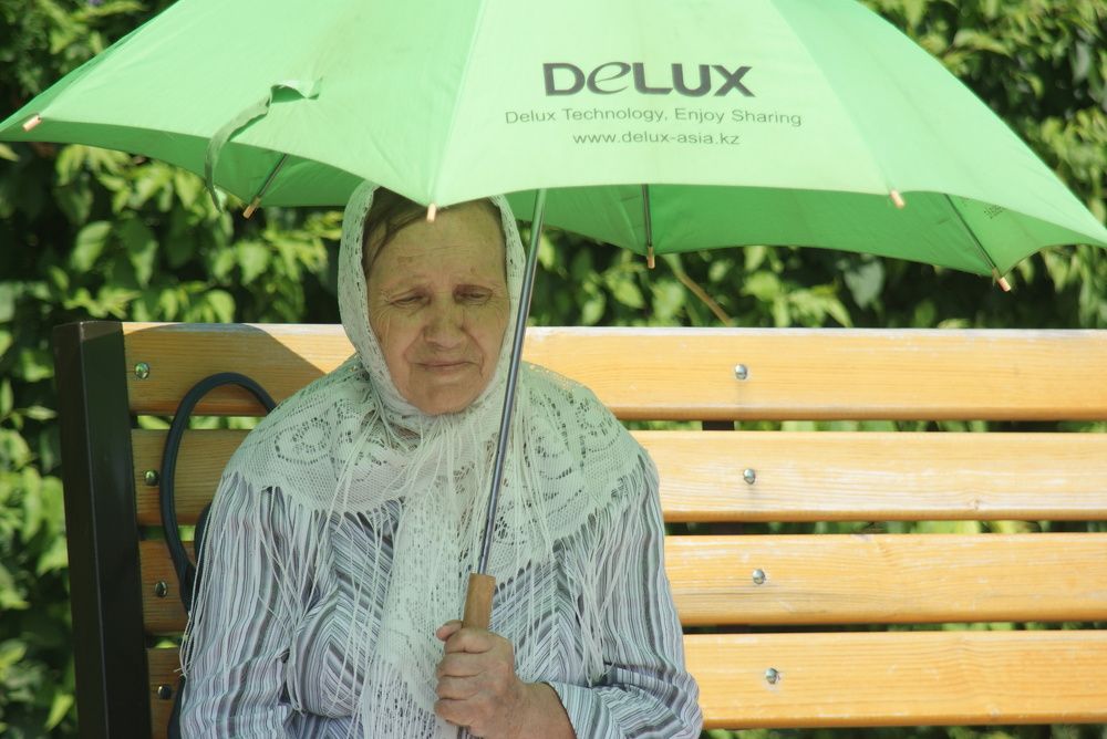 Бабушка с зонтом