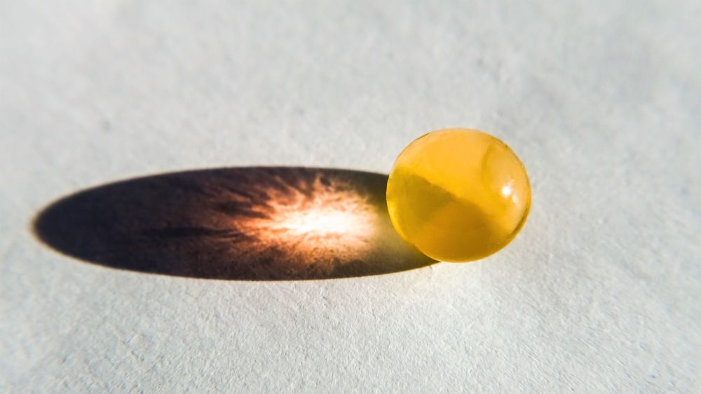 Тень желтого шарика.