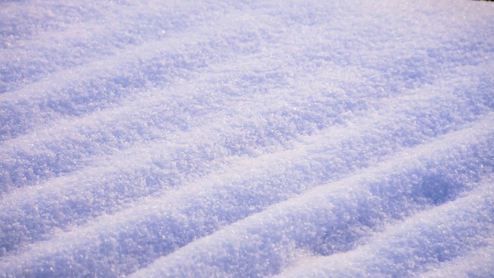 Снег на крыше.