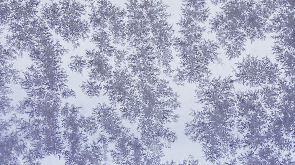 Узор из снежинок на окне.