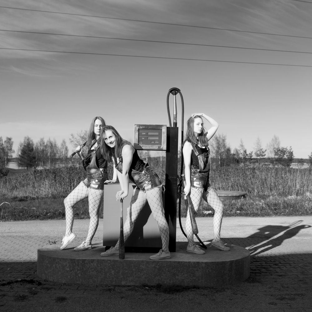 На заправке.