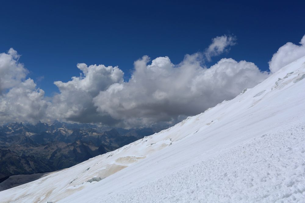 И снег и облако, все рядом.
