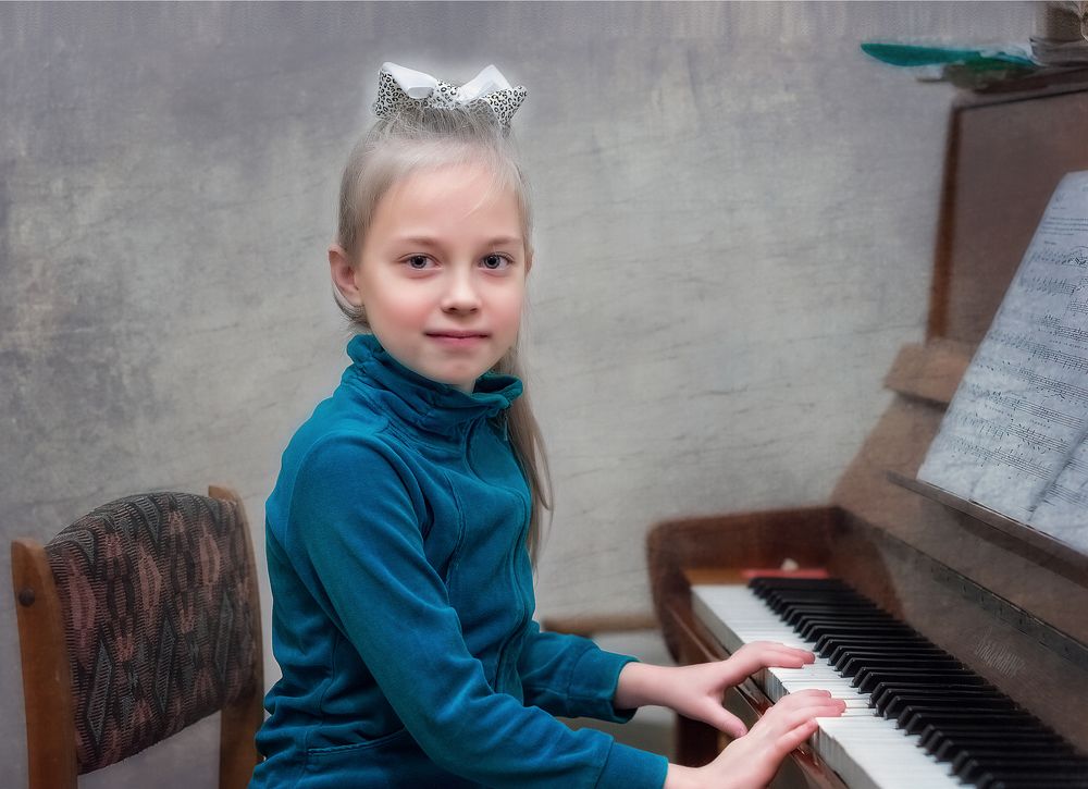 На уроке по вокалу.