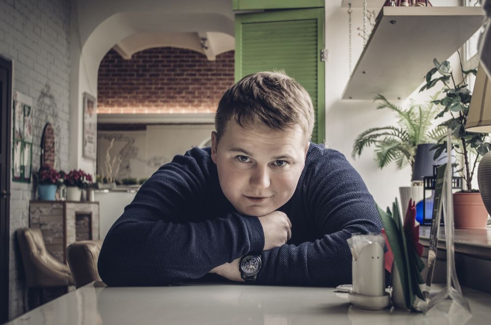 В ожидании любимой девушки.