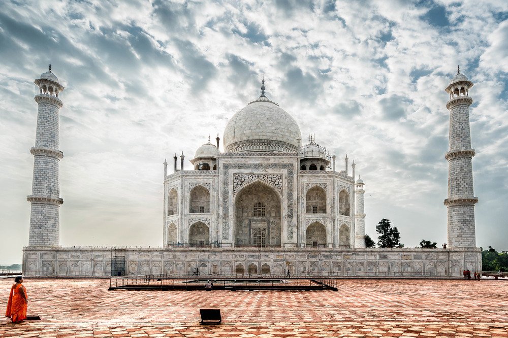 Waiting the sunrise at Taj Mahal