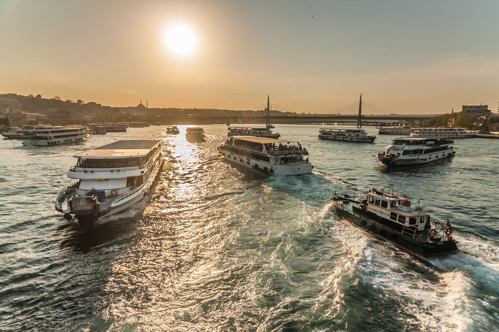 Вечерняя суета в заливе Золотой рог