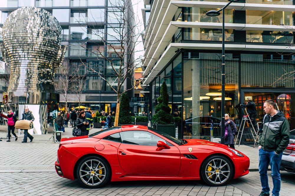 Манит взгляд