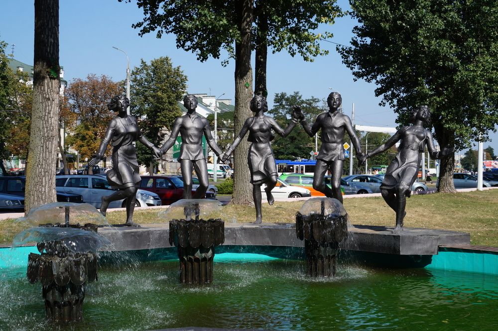 Скульптурная композиция «Танцы белорусские» , фонтан  возле  гостиницы  " Интурист "  в  Бресте .