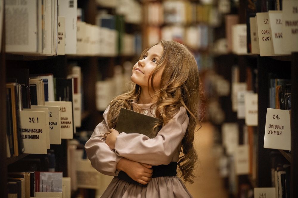 Девочка в библиотеке