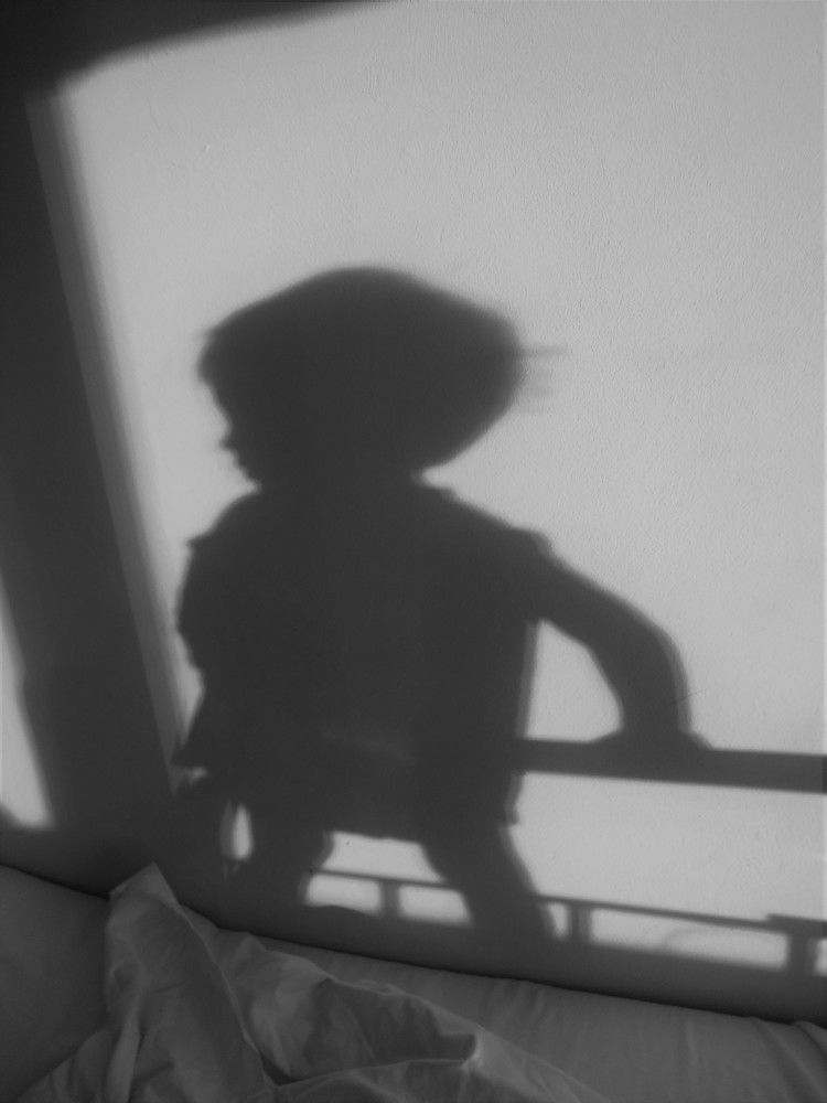 тень в палате на стене