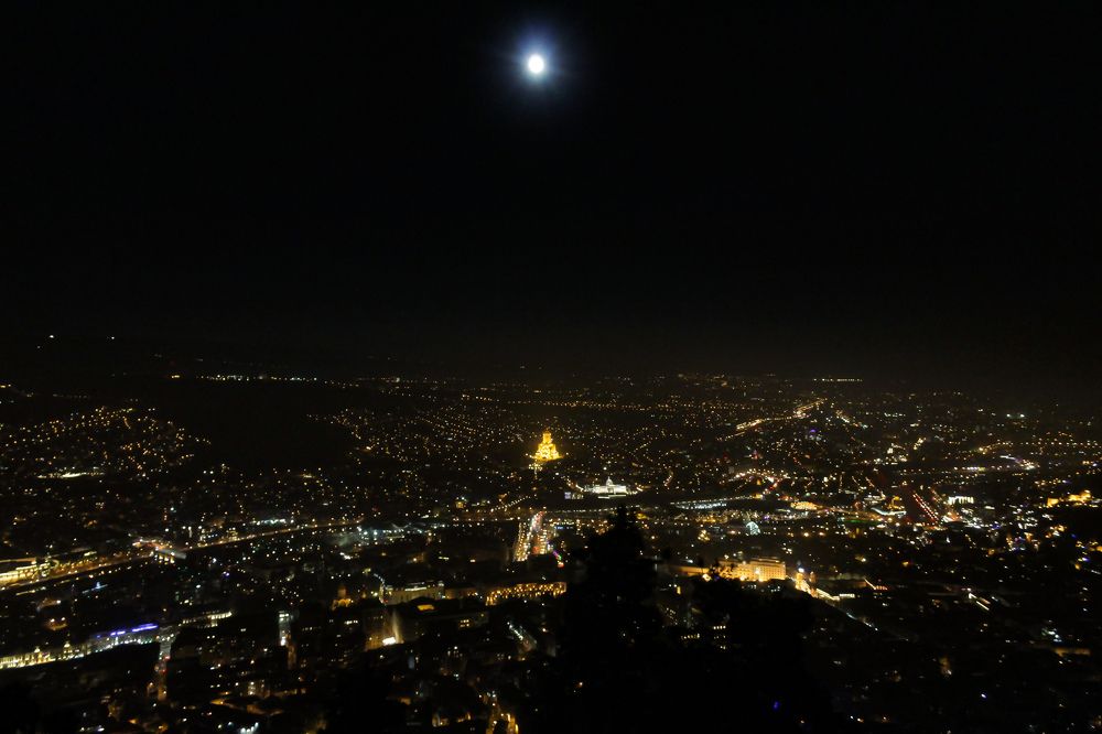 Ночной Тбилиси в полнолуние