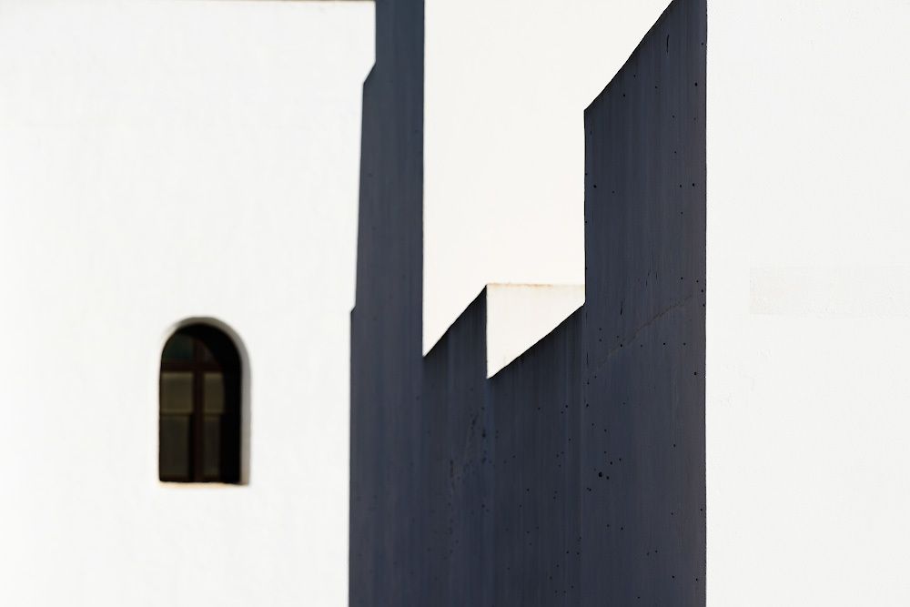 Стена и тень