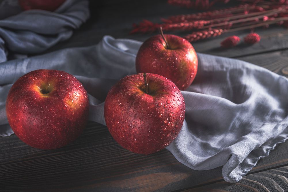 Fresh red apples