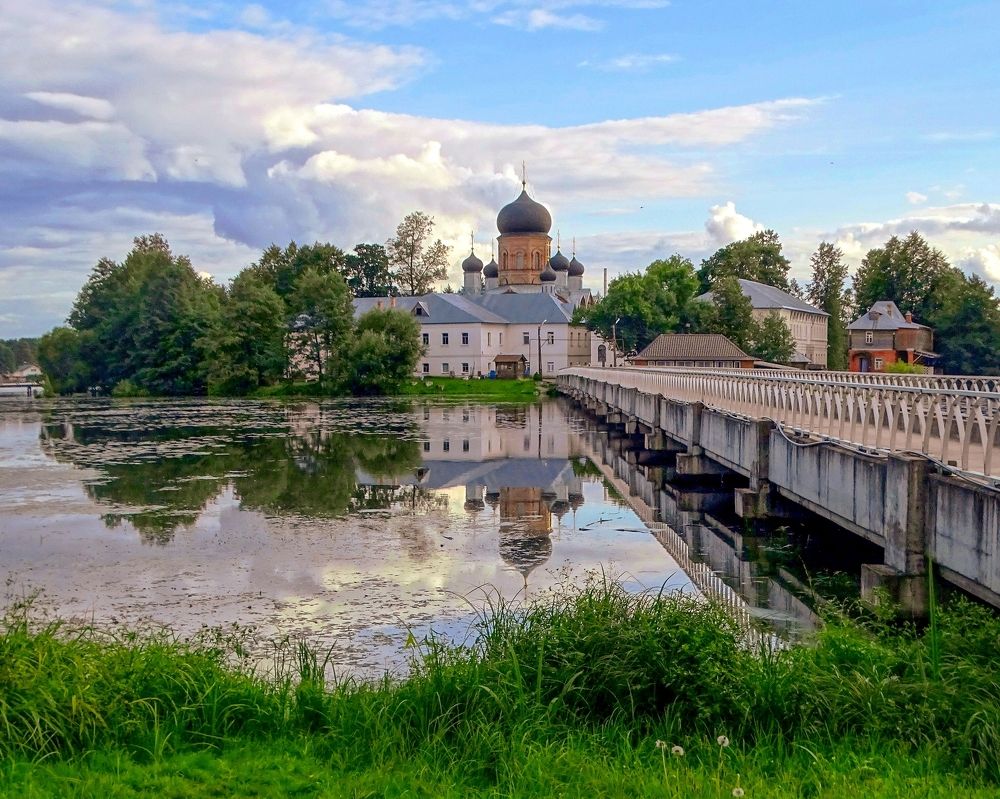 Монастырь на озере