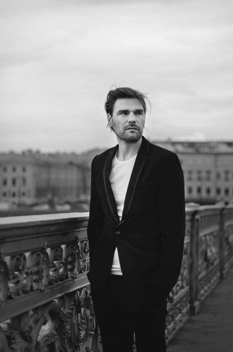 В центре.