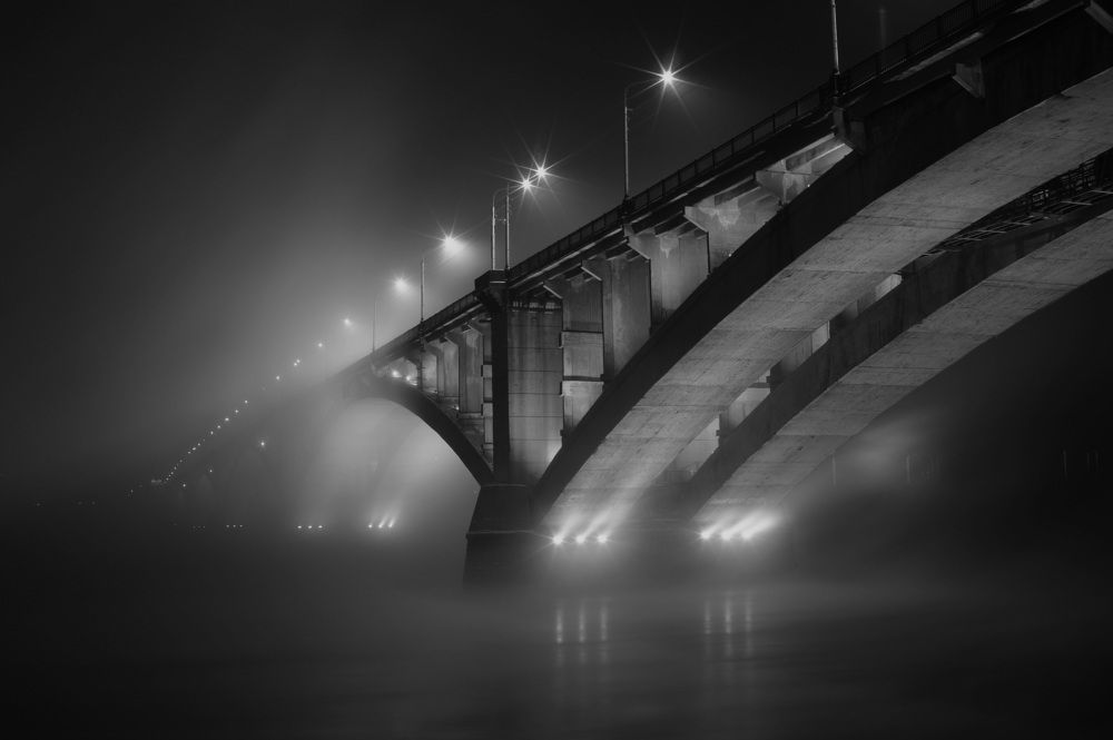 Коммунальный мост в тумане