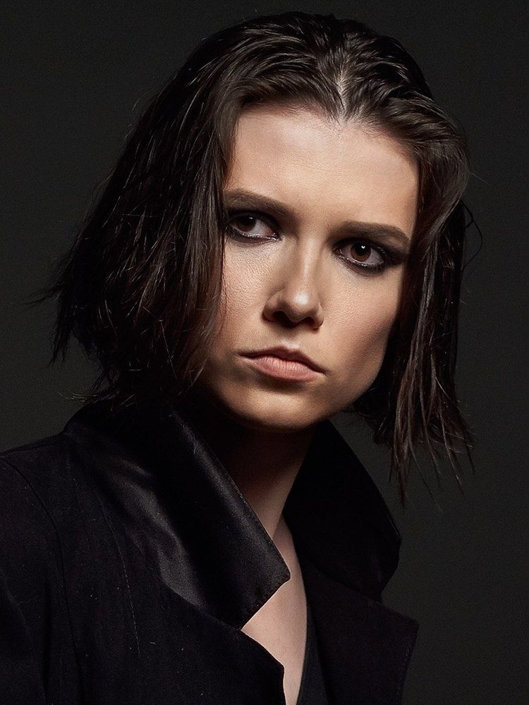 Серьезная девушка