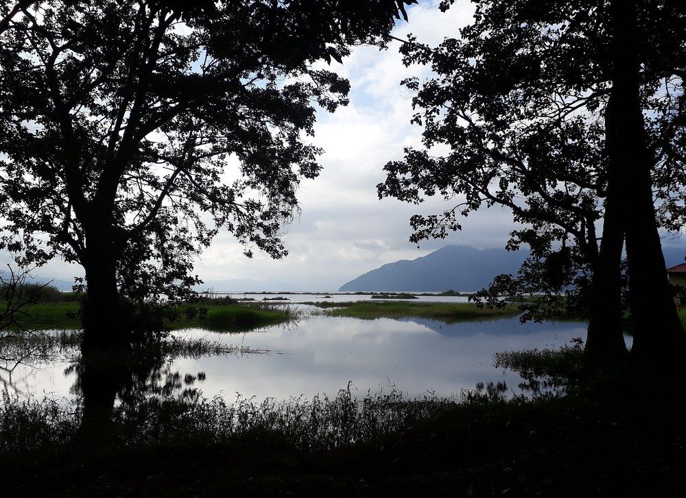 Amanecer en lago de yojoa en Honduras