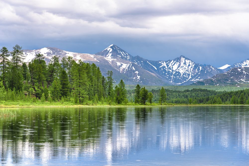 На берегу горного озера