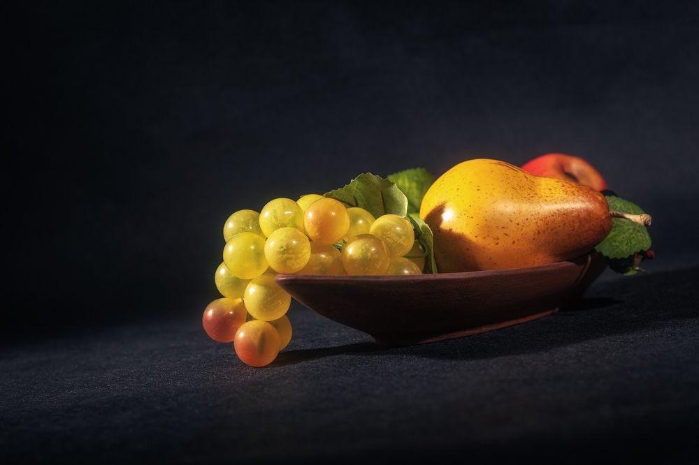 фрукты на черном