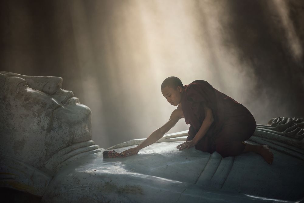 Cleaning the old Buddha image.