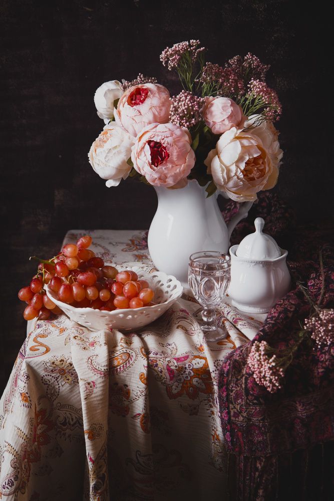 С пестрой тканью и пионами