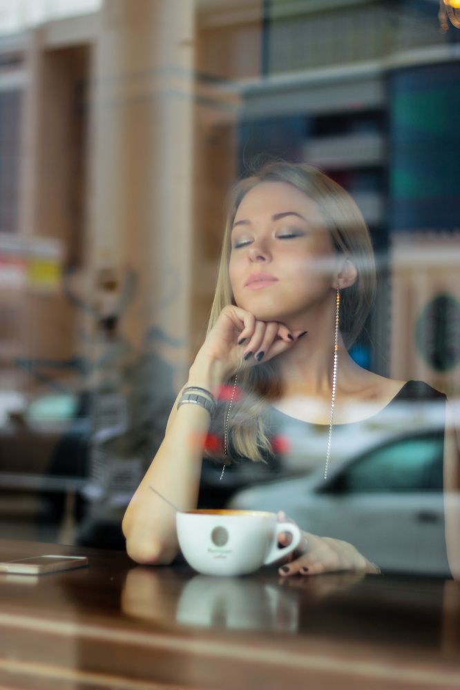 Даша в кафе