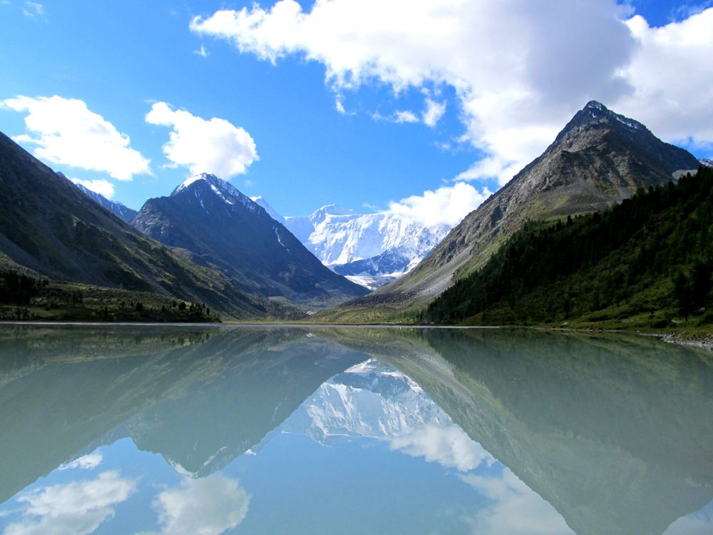 Аккемское озеро, на заднем плане гора Белуха. Горный Алтай