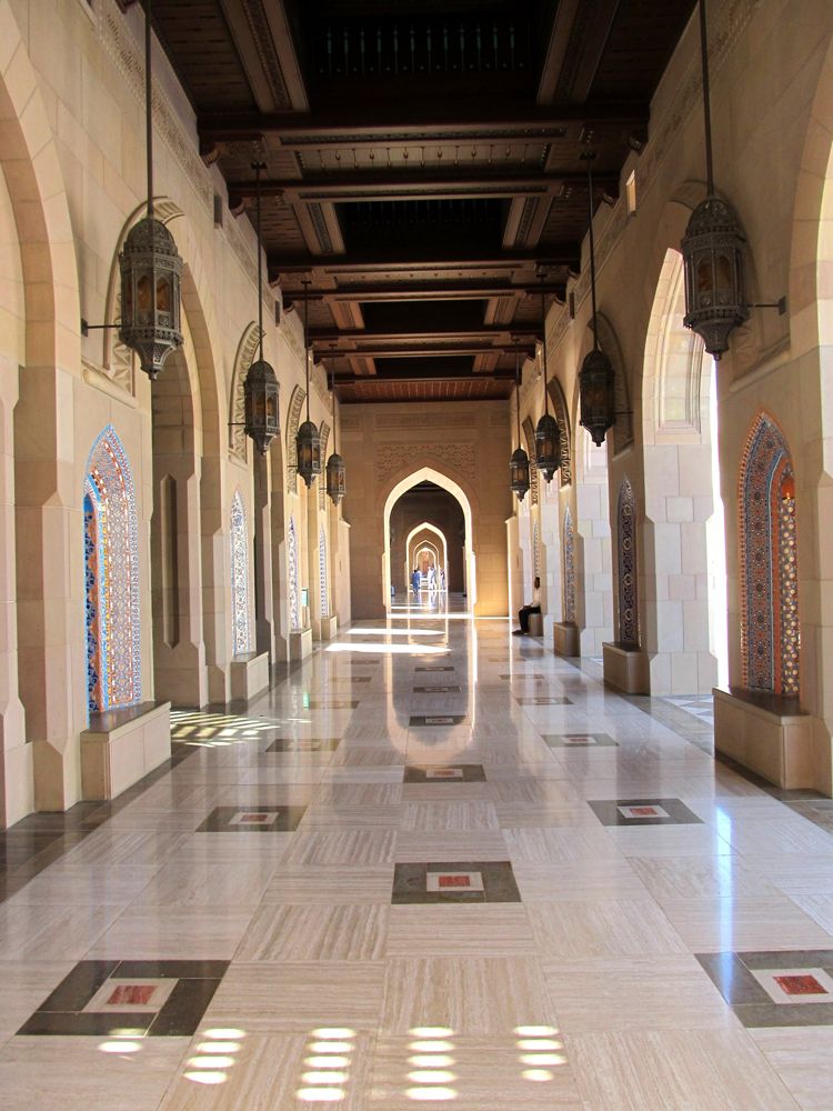 Терраса мечети султана Кабуса (Маскатская соборная мечеть). Султанат Оман