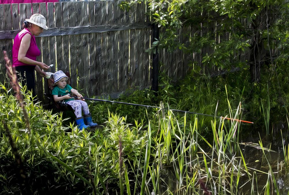 на рыбалке с бабушкой