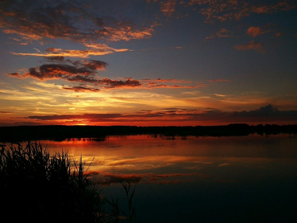 Ты когда-нибудь замечала, что закат намного красивее, если любуешься им с дорогим тебе человеком?