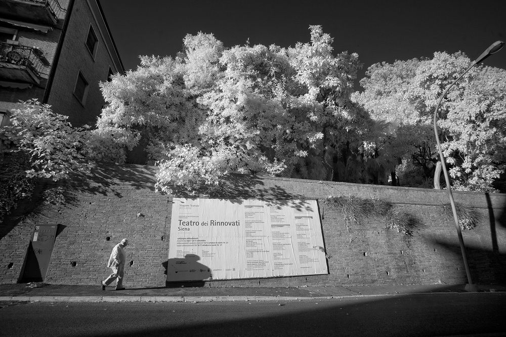 Человек и плакат