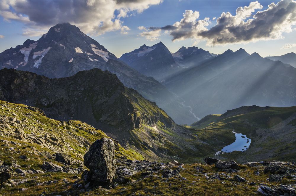 Гора Пшиш и озеро на закате