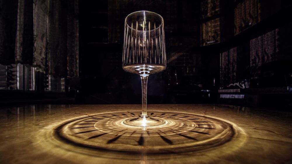Ночь, стол, фонарь, бокал