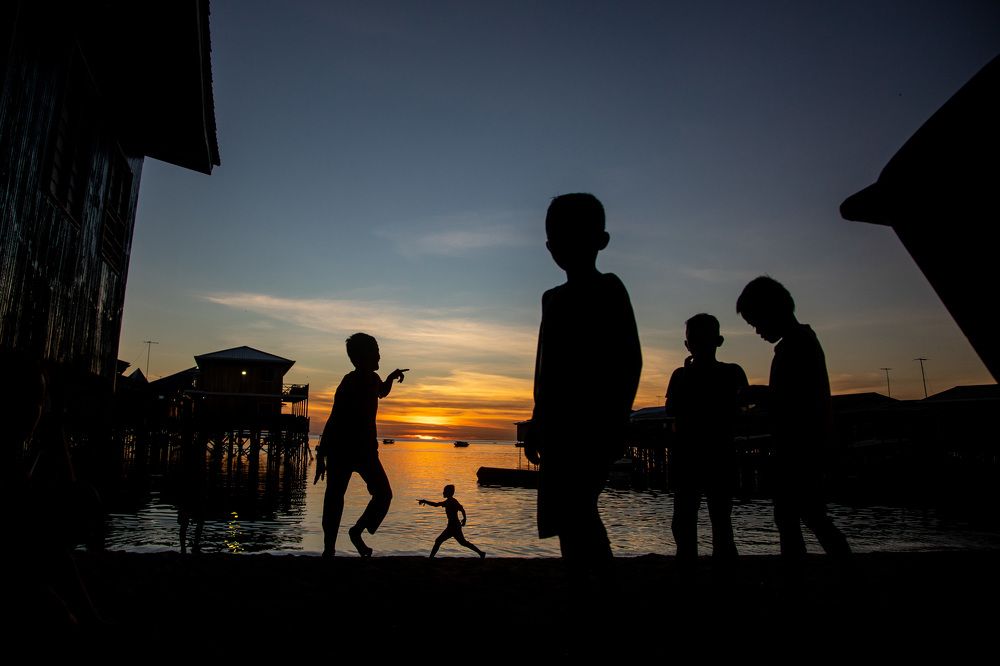 Закат над поселением морских цыган