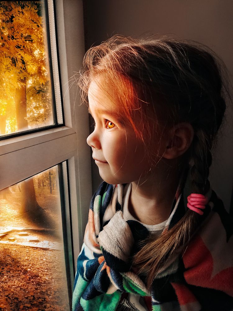 Ребенок в лучах заката