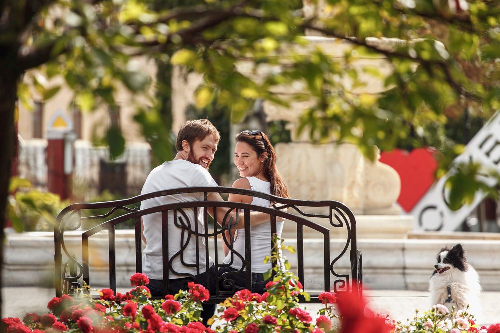 Влюбленные под охраной.