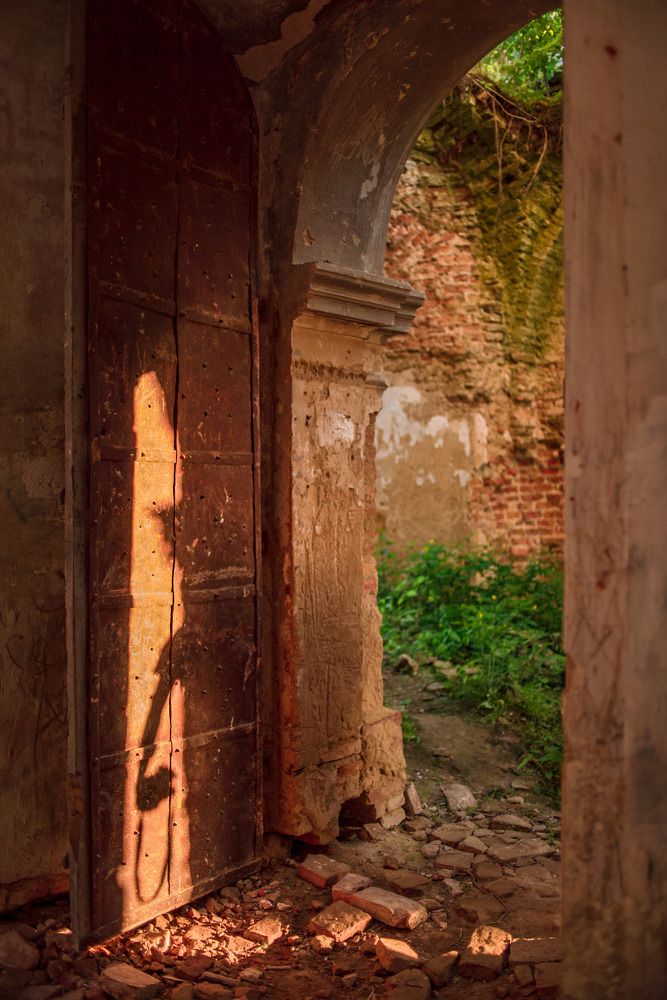В развалинах старого храма.In the ruins of an old temple
