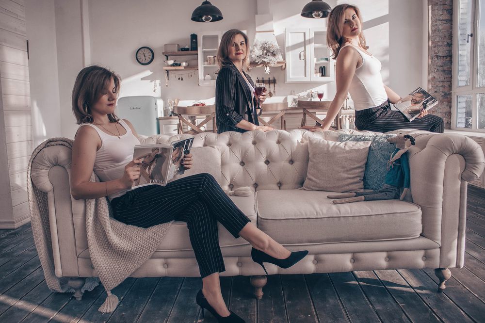 три девушки