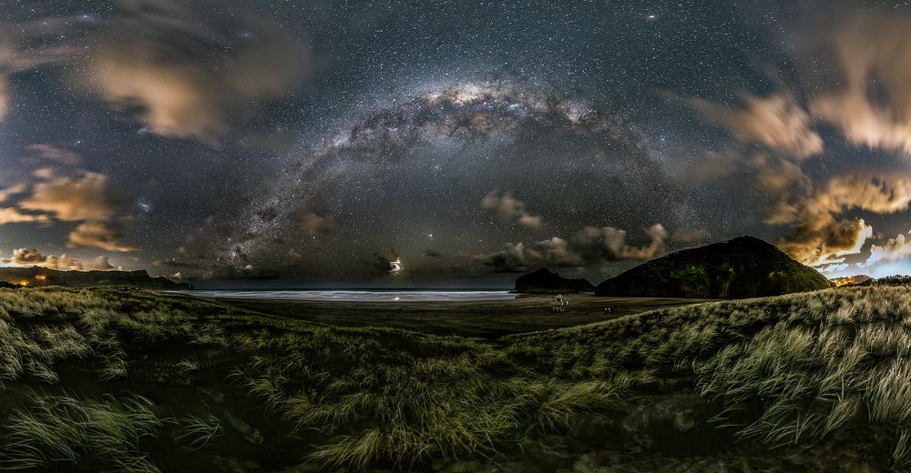 Milky way over Bethells beach