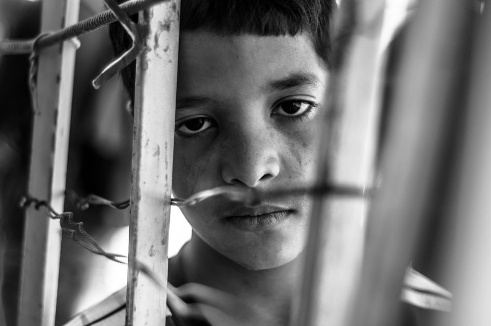 Enfant derrière les barrières