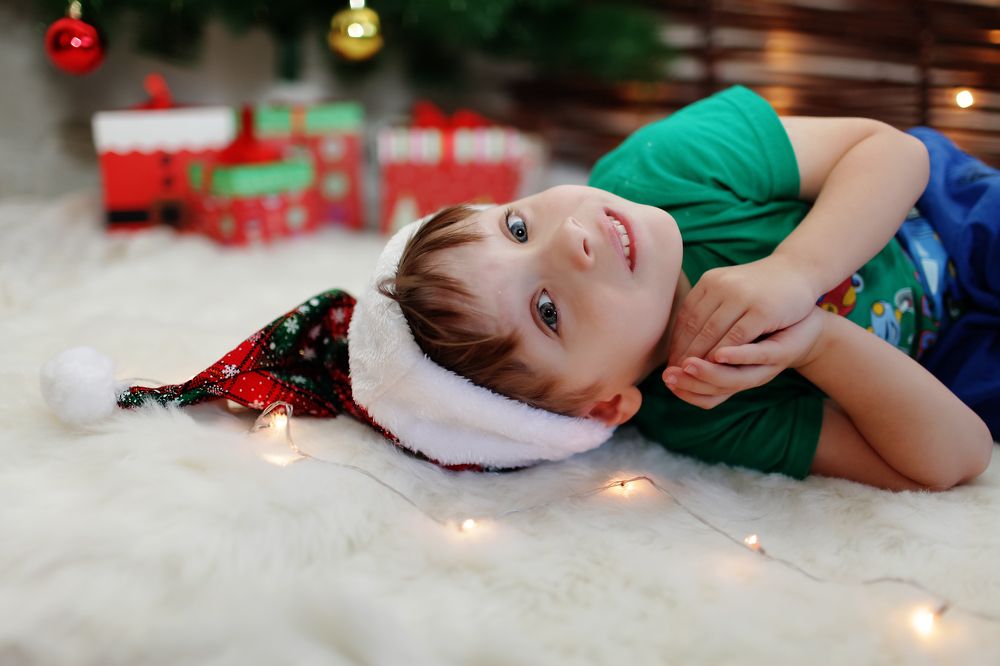 Зайчик под елкой