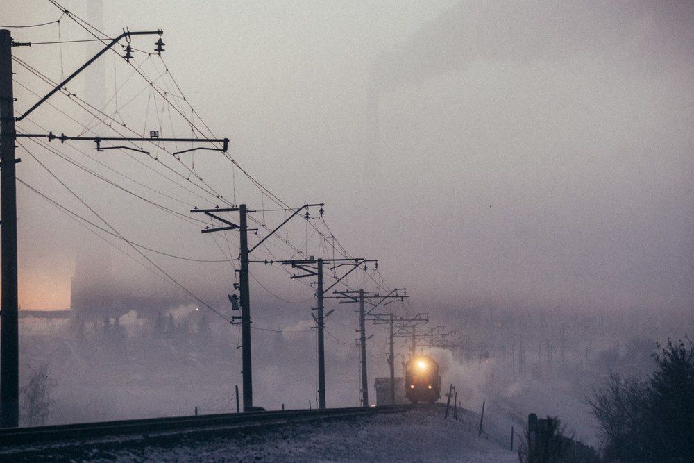Холодный рассвет на индустриальной окраине