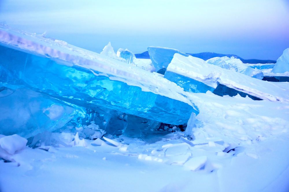 Лед Байкала на закате