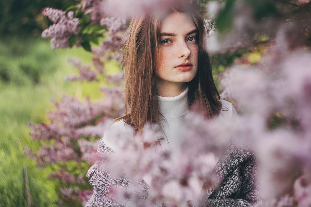 Девушка в сирени